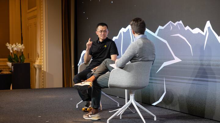 Changpeng Zhao mit Gesprächspartner an der Crypto Finance Conference.