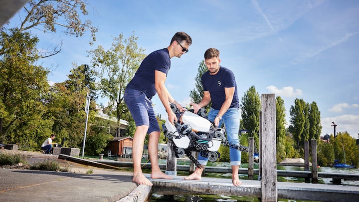 Seit 2019 arbeiten Jonas Wüst (rechts) und seine Kommilitonen von der ETH an der Unterwasserdrohne.