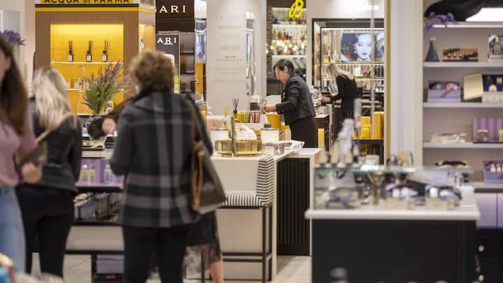 Kunden kaufen kurz nach der Tueroeffnung um 10 Uhr im Warenhaus Jelmoli am Tag der Wiedereroeffnung nach dem Corona-Lockdown ein, am Montag, 11. Mai 2020, in Zuerich. Nach dem Corona-Lockdown koennen ab heute Geschaefte, Institutionen und weitere Einrichtungen ihren Betrieb unter Erfuellung des vom Bund verordneten Schutzkonzeptes wieder aufnehmen. (KEYSTONE/Christian Beutler)