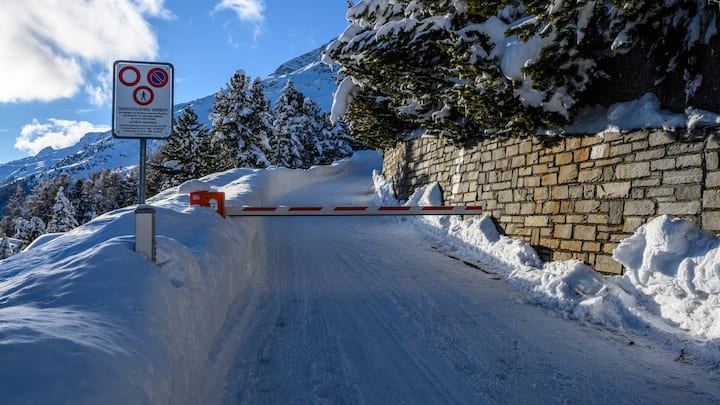 Barriere zu Privatstrasse.Â«The Suvretta HillÂ» mit den VIP Villen in St.Moritzcopyright: fotoswiss.com/giancarlo cattaneo