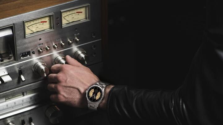Sonomaster von Reservoir am Handgelenk, das ein Radio bedient