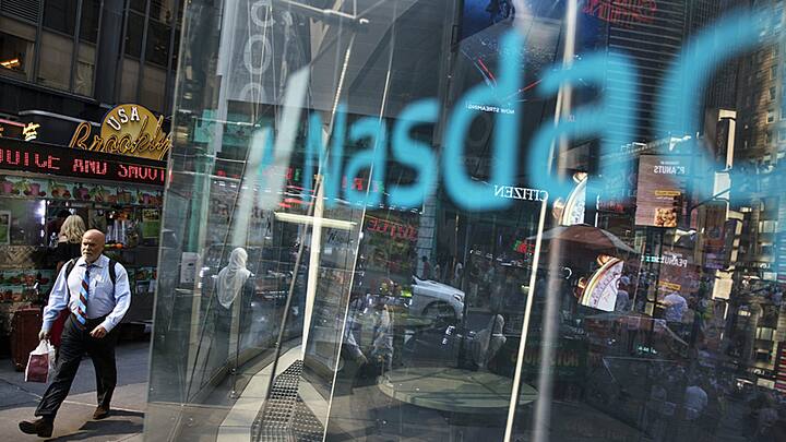 Blick auf ein Schriftzug der Nasdaq in New York.
