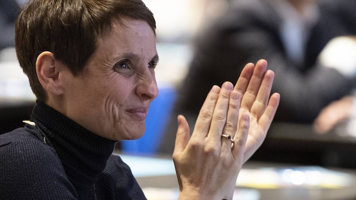 Claudine Esseiva, Nationalratskandidatin applaudiert an der Delegiertenversammlung der FDP die Liberalen des Kantons Bern, am Mittwoch, 23. Januar 2019, in Biel. (KEYSTONE/Peter Schneider).