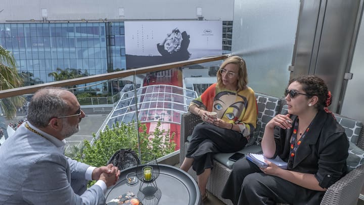 Giona Nazzaro und seine Mitarbeiterin Mathilde Henrot (M.) im Gespräch mit ­einer Managerin der Filmproduktions- und Verteilfirma Elle Driver in Cannes.