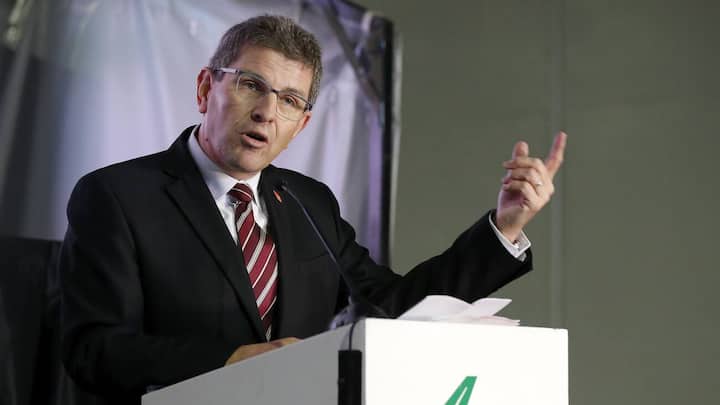 Erich Fehr, Bieler Stadtpraesident, spricht bei der Eroeffnung der Ostast A5 Umfahrung von Biel, am Freitag, 27. Oktober 2017 im Laengholztunnel in Biel. (KEYSTONE/Peter Klaunzer)