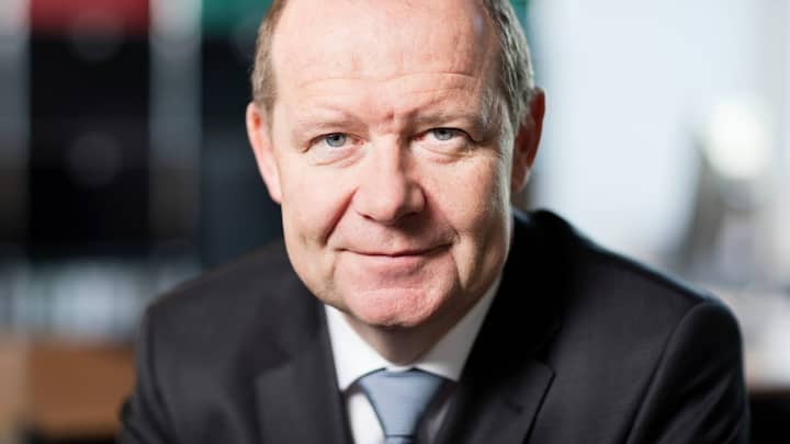 Portrait of Valentin Vogt, president of the Swiss federation of employers and president of the board of directors of Burckhardt Compressions, taken in Kloten, Switzerland, on January 25, 2016. (KEYSTONE/Gaetan Bally)Valentin Vogt, Praesident des Schweizerischen Arbeitgeberverbandes und Verwaltungratspraesident von Burckhardt Compressions, portraitiert am 25. Januar 2016 in seinem Buero in Kloten. (KEYSTONE/Gaetan Bally)