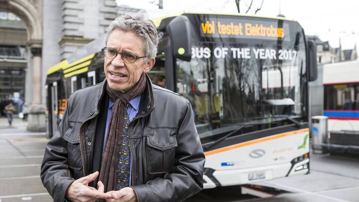 Norbert Schmassmann, Direktor vbl, spricht vor dem Elektrobus "Urbino", welcher von der vbl, Verkehrsbetriebe Luzern, und der ZVB, Zugerland Verkehrsbetriebe, am Donnerstag, 1. Februar 2018, in der Stadt Luzern getestet wird. (KEYSTONE/Alexandra Wey)