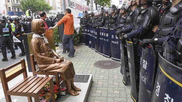 Statue für koreanische Zwangsprostituierte im Zweiten Weltkrieg vor dem japanischen Konsulat in Busan.