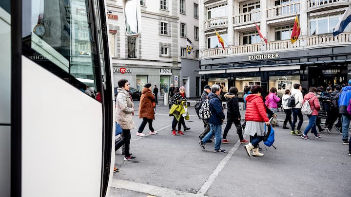 Asiaten strömen ins Bucherer Geschäft am Schwanenplatz in Luzern