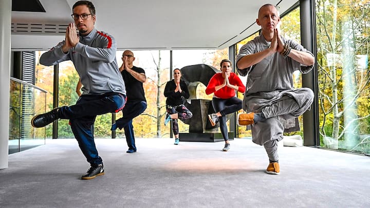 10.11.2019; ZÃ¼rich; BILANZ - Shaolin MoÌnch Shi Xing Mi; Shaolin MoÌnch Shi Xing Mi (Walter Gjergia) mit Bilanz Journalist Bastian Heiniger wÃ¤hrend seinem Workshop Meditations-Retreats (Ancient wisdom for the modern times) im Grand Hotel Dolder in ZÃ¼rich. Â© Valeriano Di Domenico