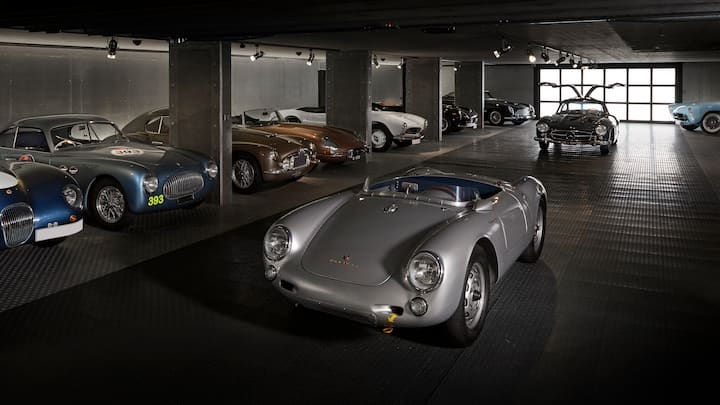 Ein Blick in Fritz Kaisers Garage, 20 Autos umfasst seine Sportwagen-Sammlung. Im Vordergrund der Porsche 550 Spyder, dahinter der nicht weniger legendäre Mercedes-Flügeltürer.