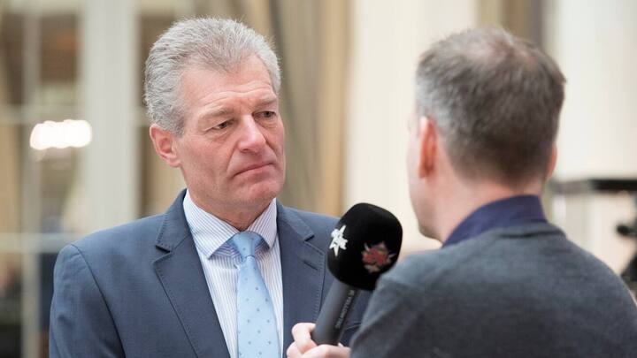 Heinz Karrer, Praesident Economiesuisse, spricht waehrend einem Interview im buergerlichen Hauptquartier, am Sonntag, 12. Februar 2017 im Hotel Bellevue in Bern. Das eidgenoessische Stimmvolk hatte am Sonntag ueber drei Vorlagen zu bestimmen, die erleichterte Einbuergerung der dritten Auslaendergeneration, die Schaffung des Nationalstrassenfonds NAF, sowie die Unternehmenssteuerreform USR III. (KEYSTONE/Anthony Anex)