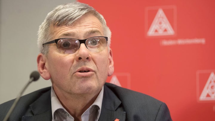 ARCHIV - 06.02.2018, Baden-Württemberg, Stuttgart: Jörg Hofmann, Vorsitzender der IG-Metall bei einer Pressekonferenz zum Abschluss der Tarifverhandlungen. Hofmann tritt erneut für das Spitzenamt der einflussreichen Gewerkschaft IG Metall an. Der seit 2015 amtierende Erste Vorsitzende werde sich am Gewerkschaftstag im Oktober mit einer unveränderten Führungsmannschaft zur Wahl stellen, teilte die IG Metall am 07.05.2019 in Frankfurt mit.