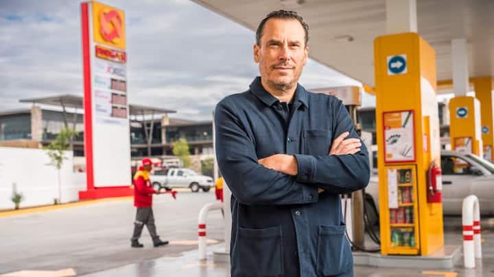 Manuel Filizola vor Oxxo-Tankstelle
