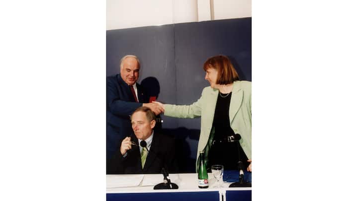 CDU Pressekonferenz zu Helmut Kohls Spendenaffäre 1999. Von links: Kohl, Schäuble und Merkel.
