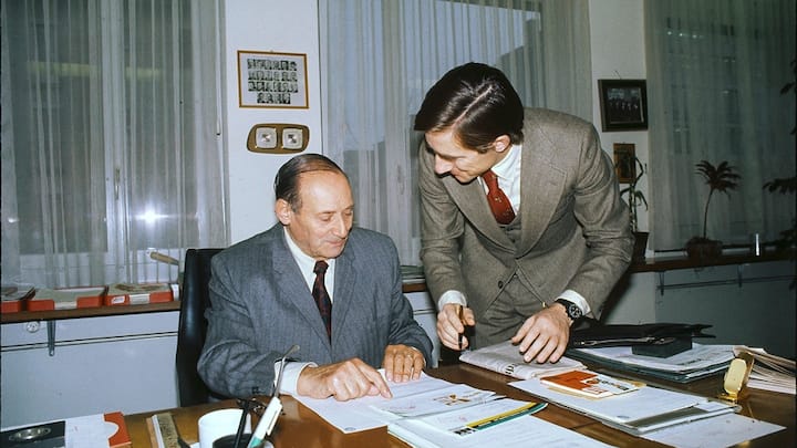 gute zusammenarbeitEmil Frey (l.) übertrug Sohn Walter früh die Leitung. Danach arbeiteten beide noch viele Jahre sehr eng zusammen.
