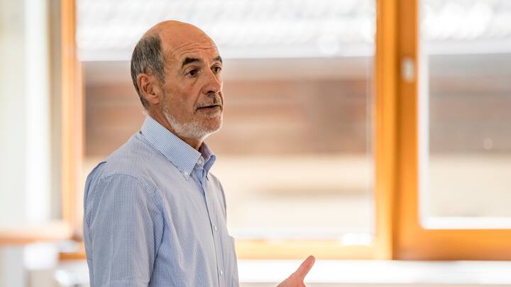 Nationalrat Jacques Bourgeois, Direktor Schweizer Bauernverband, referiert an einer Medienkonferenz zur Bilanz des Pilotprojektes "Arbeiten in der Landwirtschaft" fuer Fluechtlinge und vorlaeufig Aufgenommene, in Zollikofen, am Mittwoch, 8. August 2018. (KEYSTONE/Thomas Hodel)