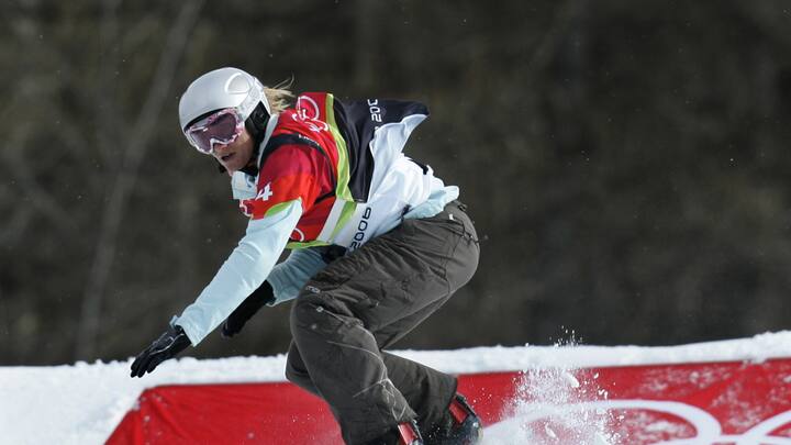 Gold medallist Tanja Frieden of Switzerland jumps in the final of the Women's Snowboard Cross competition at the Turin 2006 Winter Olympic Games in Bardonecchia, Italy, Friday, Feb. 17, 2006. Lindsey Jacobellis of the USA, who led for most of the race, crashed in sight of the finish and won the silver medal, Dominique Maltais of Canada took bronze. (KEYSTONE/AP Photo/Lefteris Pitarakis)