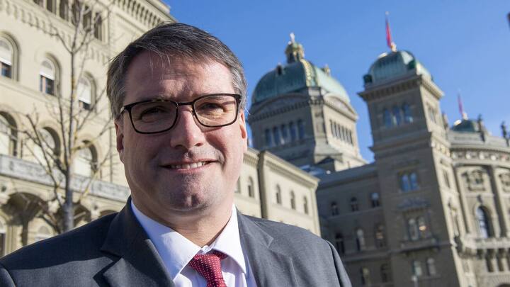 Christian Levrat, Staenderat SP-FR, posiert bei der Einreichung des "Reichenbonus-Referendums" gegen die Erhoehung des Kinderabzuges auf 10'000 Franken bei der Bundeskanzlei, am Dienstag, 14. Januar 2020, in Bern. (KEYSTONE/Marcel Bieri)