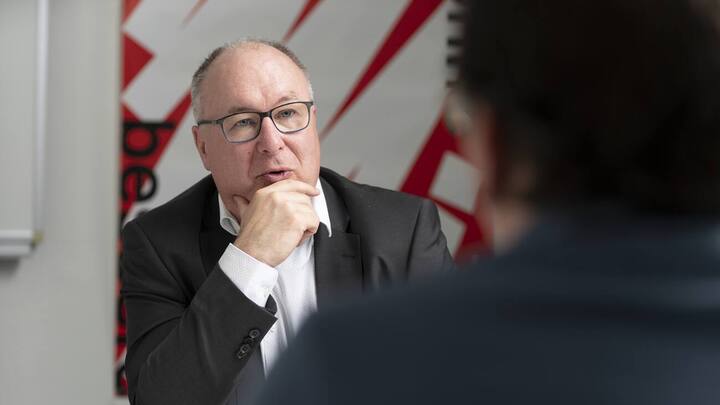 Pierre-Yves Maillard, president of the Swiss Federation of Trade Unions, photographed during a conversation at the federation's offices in Bern, Switzerland, on May 13, 2019. (KEYSTONE/Gaetan Bally)Pierre-Yves Maillard, Praesident Schweizerischer Gewerkschaftsbund, fotografiert waehrend eines Konversation am 13. Mai 2019 in den Raeumlichkeiten des SGB in Bern. (KEYSTONE/Gaetan Bally)