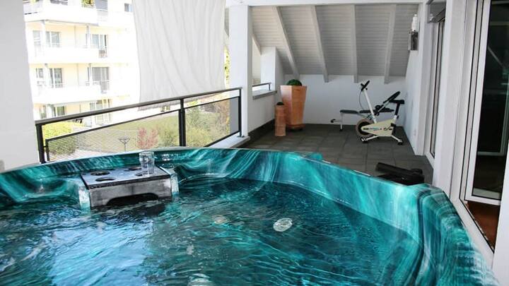 rain-gaali-mydrive-jacuzzi-auf-gedeckter-terasse.jpg
