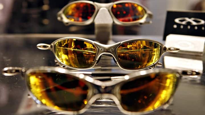07-04-luxottica-oakley.jpg