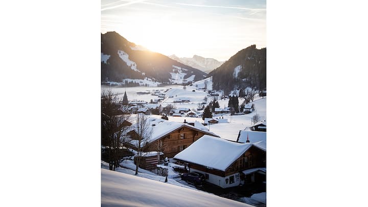 Gstaad Blick auf Saanen vom Hotel Huus