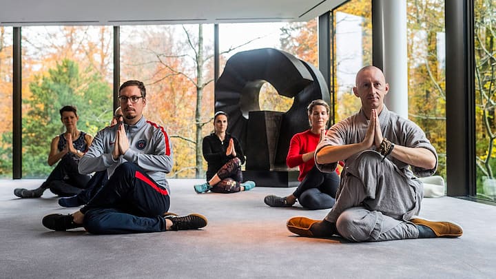 10.11.2019; ZÃ¼rich; BILANZ - Shaolin MoÌnch Shi Xing Mi; Shaolin MoÌnch Shi Xing Mi (Walter Gjergia) mit Bilanz Journalist Bastian Heiniger wÃ¤hrend seinem Workshop Meditations-Retreats (Ancient wisdom for the modern times) im Grand Hotel Dolder in ZÃ¼rich. Â© Valeriano Di Domenico