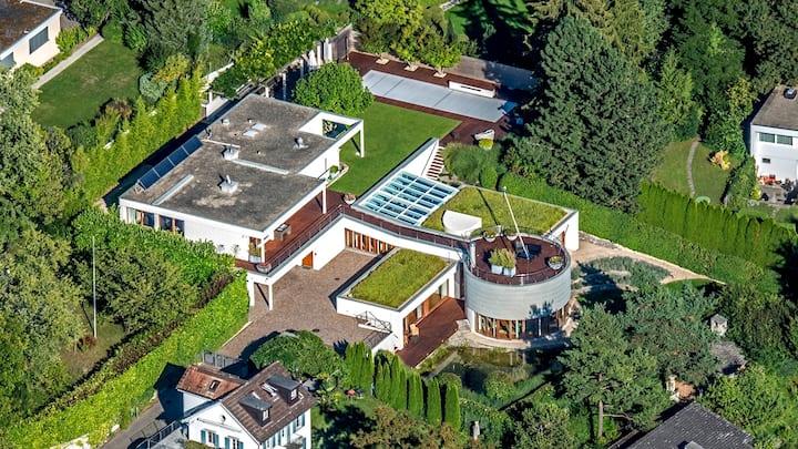viel unruhe Der ehemalige Wohnsitz von Ex-CS-Chef Tidjane Thiam in Herrliberg war der Schauplatz von Auseinandersetzungen.