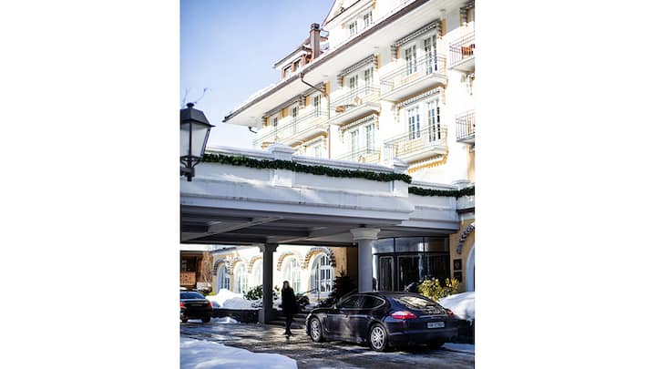 Das «Bellevue», am Eingang zur Promenade gelegen, ist ein Wahrzeichen von Gstaad. Durch diese Vorfahrt ziehen beim Alpabzug die Kühe.