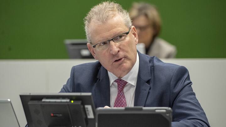 Der Zuger Regierungsrat Heinz Taennler, SVP, waehrend der Zuger Kantonsratssitzung vom Donnerstag, 30. April 2020 in der Dreifachturnhalle der Kantonsschule in Zug waehrend der Corona-Pandemie. (KEYSTONE/Urs Flueeler).