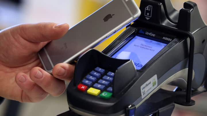 Seit Juli 2024 muss Apple Drittanbietern einen kostenlosen Zugang zur NFC-Technologie auf iOS-Geräten gewähren. Diese wird unter anderem für Zahlungen genutzt. (Archivbild)