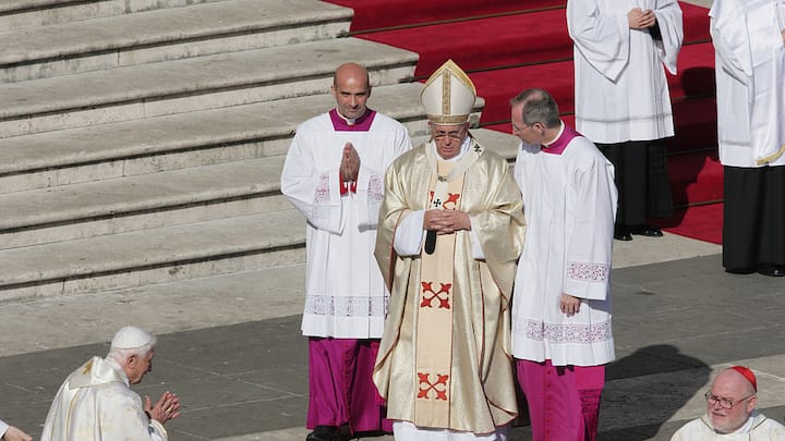 Papst Franziskus und der emerierte Papst Benedikt XVI