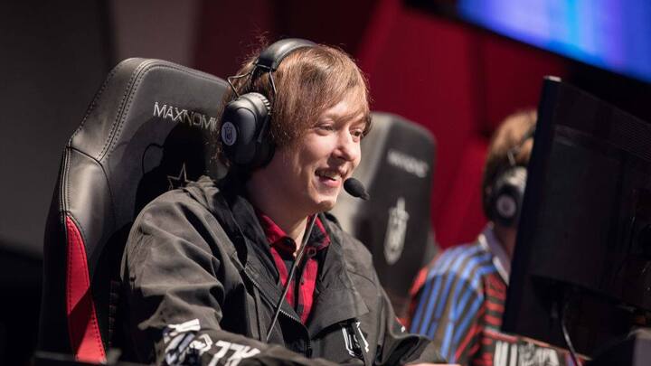 LAS VEGAS, NV - DECEMBER 8, 2018: Esports professional gamer competing at League of Legends All-Star Event on December 8, 2018 in Las Vegas, Nevada. (Photo by Hannah Smith/ESPAT Media for Mastercard via Getty Images)