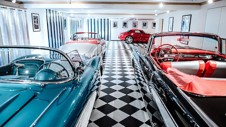 Chalet in Gstaad: Oldtimersammlung Garage
