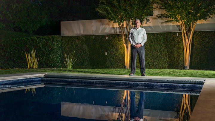 Femsa-Chef Daniel RodrÍguez vor einem Pool