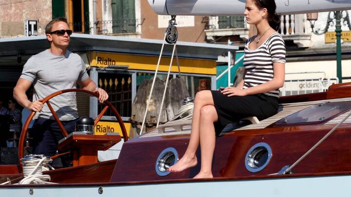 Daniel Craig und Eva Gaelle Green(Schauspieler)HF, ernst, BootDreharbeiten zum neuen James Bond Film "007 CASINO ROYALE" am 07.06.2006 am Canale Grande in Venedig, Italien. (Zanon)ND, QUE' Gnoni-Press/Masi