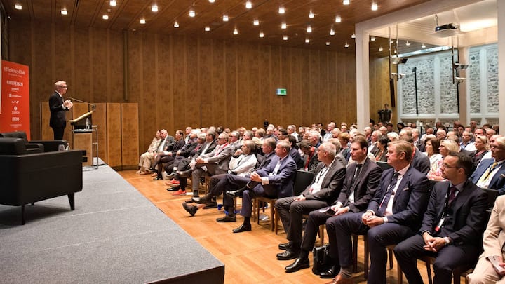 Urs Rohner, VRP, Credit Suissespricht vor dem Efficiency Club im Widder Saal