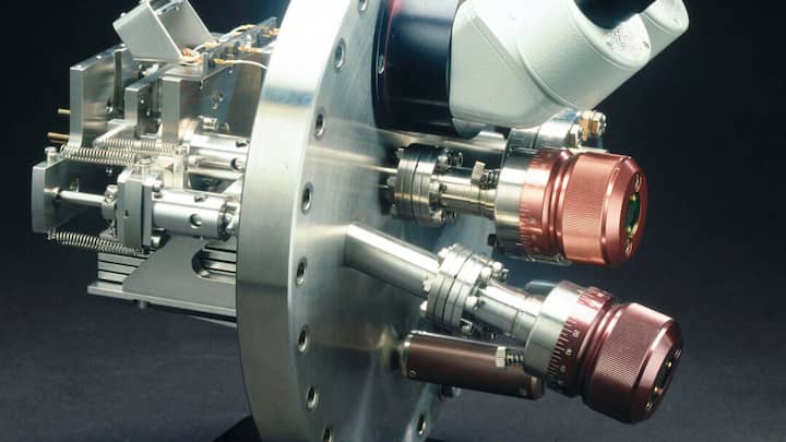 Mit dem Rastertunnel-Mikroskop atomare Teilchen erkennen.