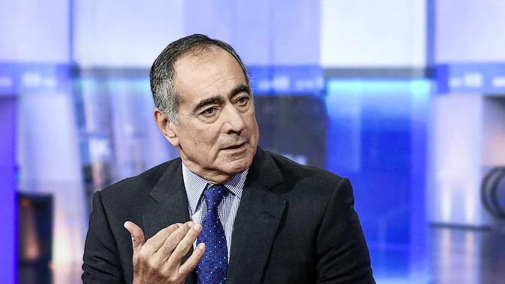 John Mack, former chairman and chief executive officer of Morgan Stanley, speaks during a Bloomberg Television interview in New York, U.S., on Wednesday, Dec. 30, 2015. Mack, now a Glencore PLC director, discussed the commodities markets and Glencore's turnaround plan. Photographer: Chris Goodney/Bloomberg *** Local Caption *** John Mack
