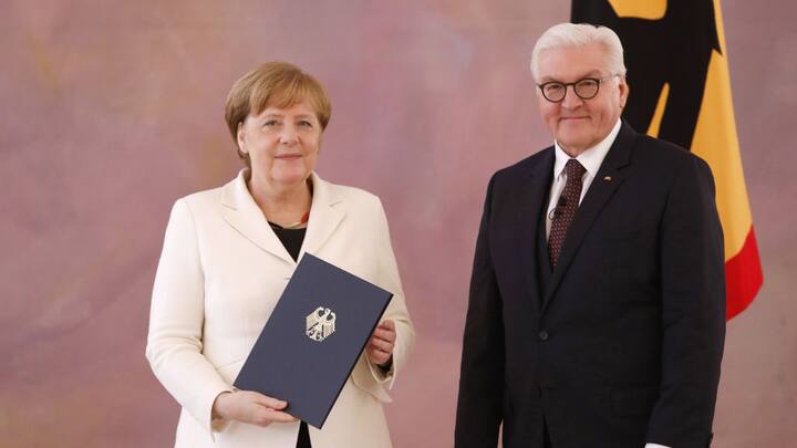 Angela Merkel erhält von Frank-Walter Steinmeier die Ernennungsurkunde zur Bundeskanzlerin