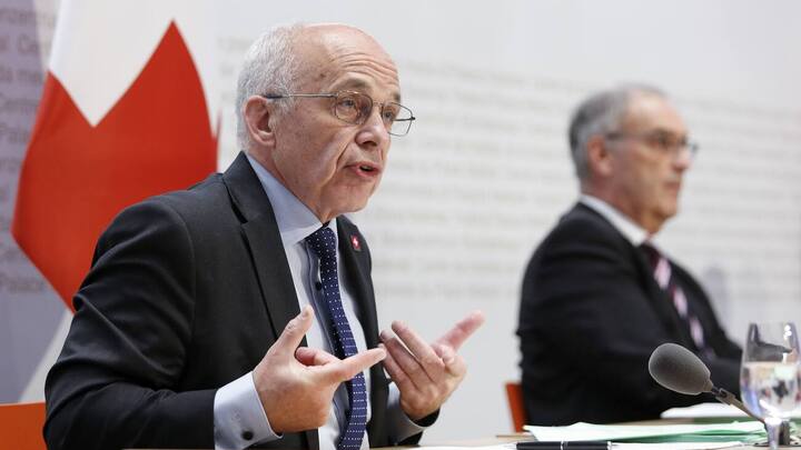 Bundesrat Ueli Maurer, links, spricht an der Seite von Bundesrat Guy Parmelin, waehrend einer Medienkonferenz ueber die Situation des Coronavirus, am Freitag, 20. Maerz 2020 in Bern. (KEYSTONE/Peter Klaunzer)d