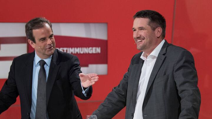 Die Parteipraesidenten Gerhard Pfister, CVP, links, und Christian Levrat, SP, aeussern sich bei der Elefantenrunde zu den Abstimmungsergebnissen, am Sonntag, 10. Juni 2018, in Bern. (KEYSTONE/Peter Schneider)