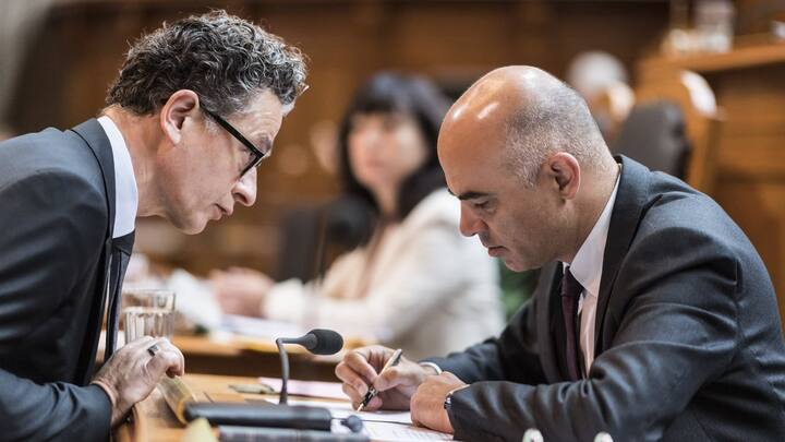 Bundesrat Alain Berset, rechts, wird von seinem Generalsekretaer Lukas Bruhin gebrieft, an der Sommersession der Eidgenoessischen Raete, am Dienstag, 13. Juni 2017 im Staenderat in Bern. (KEYSTONE/Alessandro della Valle)
