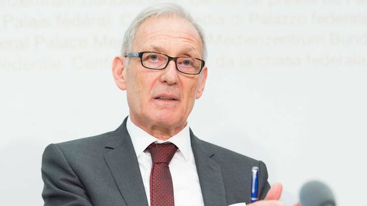 Carlo Schmid-Sutter, Praesident ElCom, spricht wahrend der Jahresmedienkonferenz der ElCom ueber der Versorgungssicherheit in Zeiten des energiepolitischen Umbruchs, am Donnerstag, 1. Juni 2017, in Bern. (KEYSTONE/Thomas Delley)