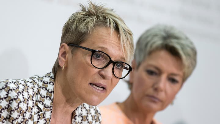 Rita Fuhrer (l.) und Karin Keller-Sutter im Hintergrund