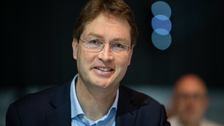 ARCHIV - 06.02.2019, Baden-Württemberg, Stuttgart: Ola Källenius, Vorstandsmitglied der Daimler AG und veranwortlich für Konzernforschung und Mercedes-Benz Cars Entwicklung sowie der zukünftige Vorstandsvorsitzende der Daimler AG, nimmt an der Bilanz-Pressekonferenz des Unternehmens teil. (zu dpa: «Daimler benennt Chefs für künftige Auto- und Lastwagen-Sparte» vom 22.03.2019) Foto: Sebastian Gollnow/dpa +++ dpa-Bildfunk +++ (KEYSTONE/DPA/Sebastian Gollnow)