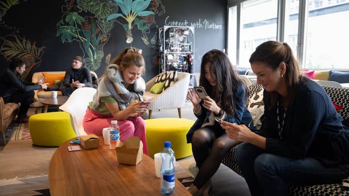 Drei Frauen sitzen an einem Tisch und besprechen neue Produktentwürfe am Logitech-Hauptsitz in Lausanne.