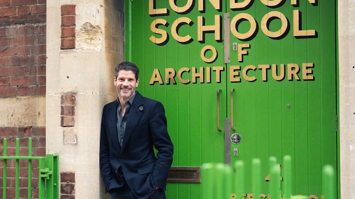 Er ist an ­Architektur interessiert und wurde 2024 zum Chairman der London School of ­Architecture gekürt – hat das Amt jetzt aber abgegeben.