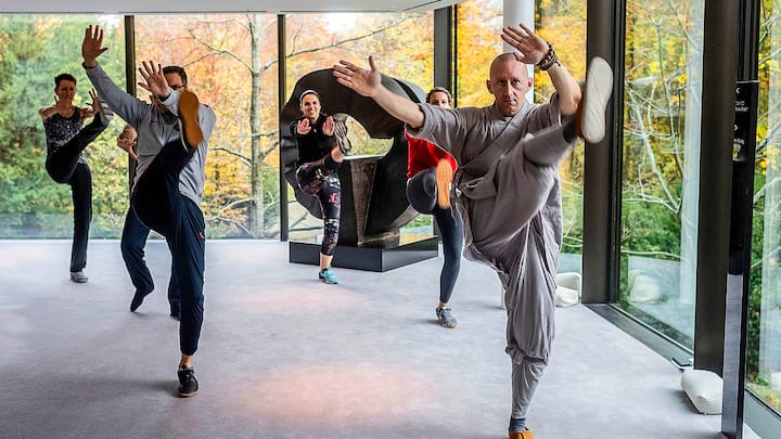 10.11.2019; ZÃ¼rich; BILANZ - Shaolin MoÌnch Shi Xing Mi; Shaolin MoÌnch Shi Xing Mi (Walter Gjergia) mit Bilanz Journalist Bastian Heiniger wÃ¤hrend seinem Workshop Meditations-Retreats (Ancient wisdom for the modern times) im Grand Hotel Dolder in ZÃ¼rich. Â© Valeriano Di Domenico